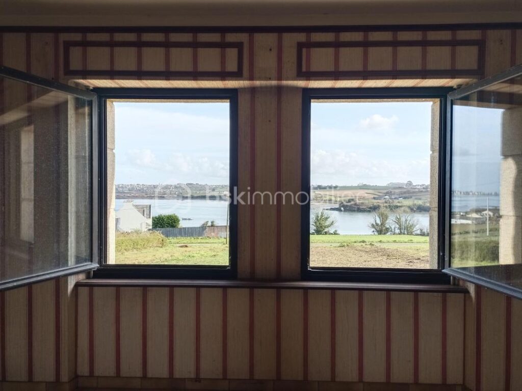 Maison individuelle située à Saint-Pol-de-Léon. Construite en 1985, cette maison de 6 pièces de 137 m2 sur un terrain de 1425m² – 6 pièces – 5 chambres – 137 m²