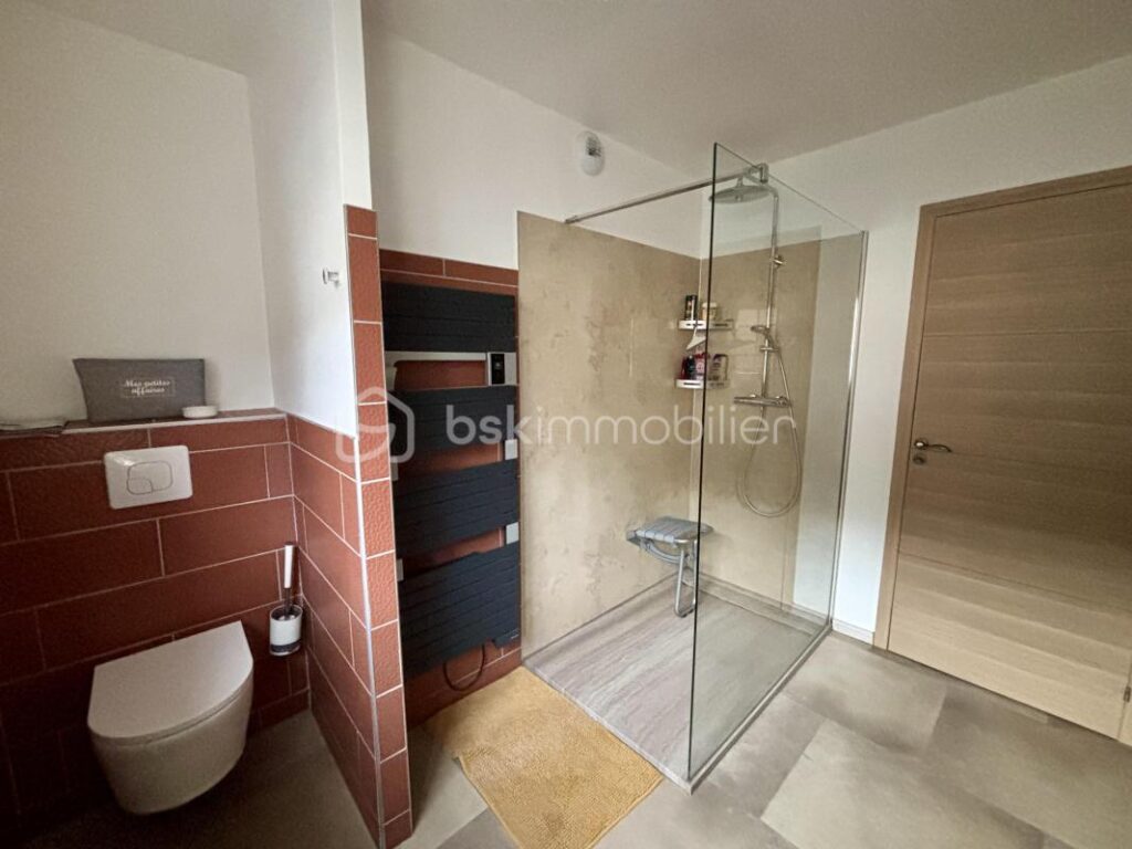 Maison Individuelle rénovée 5 pièces avec Sous-Sol Complet, garage et jardin – Nouzonville – 5 pièces – 4 chambres – 121 m²