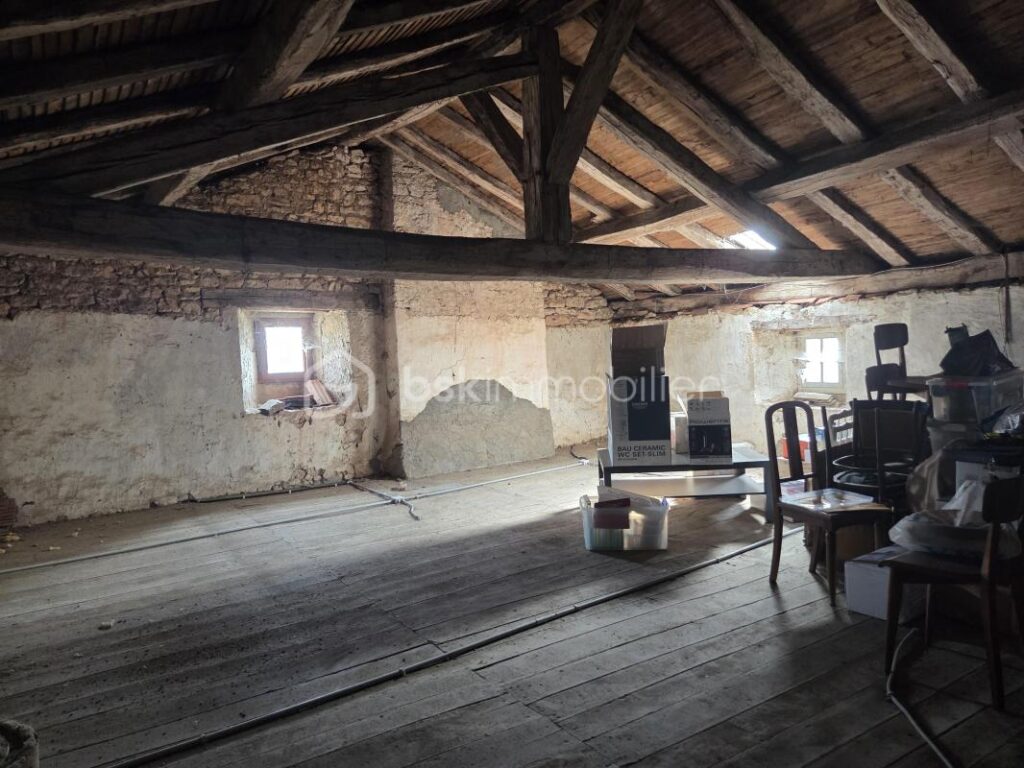 Maison de caractère 100 m² à Limalonges avec jardin, garage et cave voutée – 3 pièces – 2 chambres – 100 m²