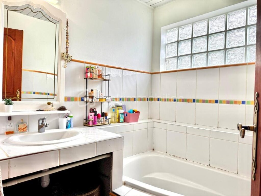 Maison spacieuse avec pergola et jacuzzi – 4 pièces – 3 chambres – 115 m²