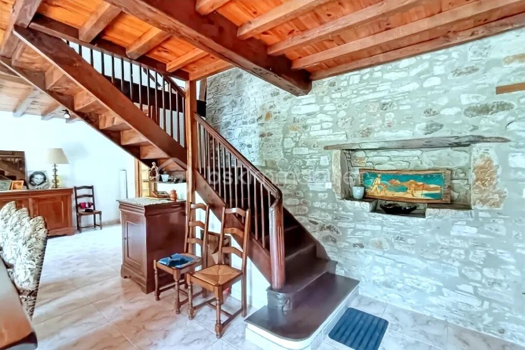 Maison isolée au calme mais proche des commerces entre Pau et Oloron – 4 pièces – 2 chambres – 155 m²