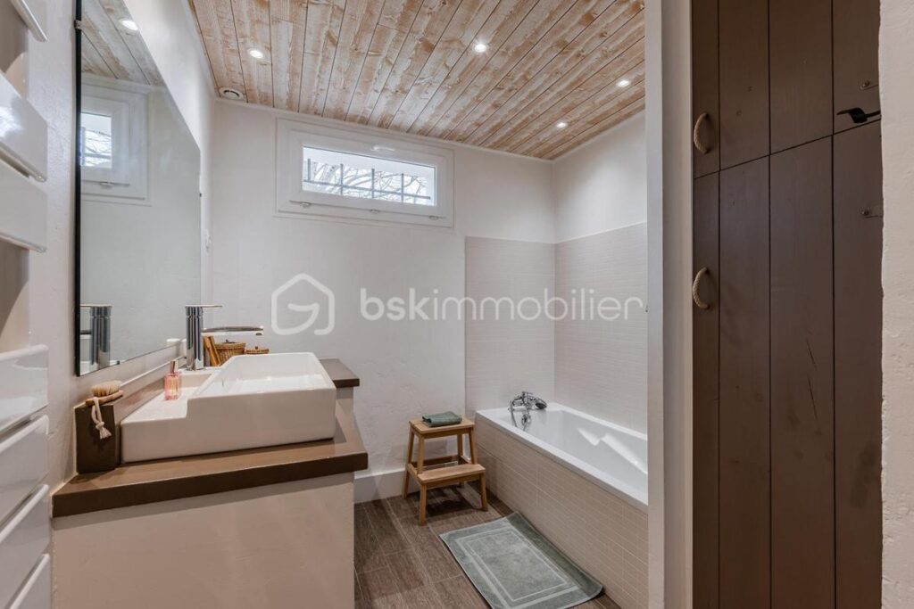 MAISON AVEC CHARME , POTENTIEL D’AGRANDISSEMENT ET DEPENDANCE AU CALME ET SANS VIS A VIS – 5 pièces – 3 chambres – 128 m²