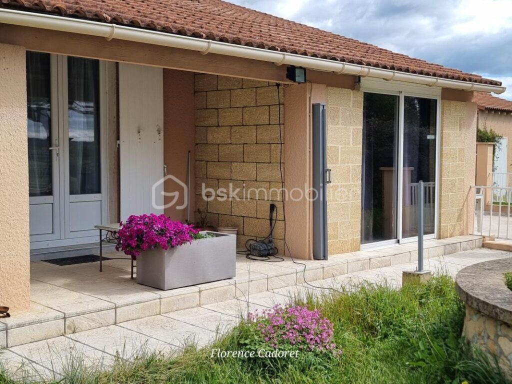 GRANDE VILLA AU CALME AUX PORTES D UZES – 8 pièces – 6 chambres – 239 m²