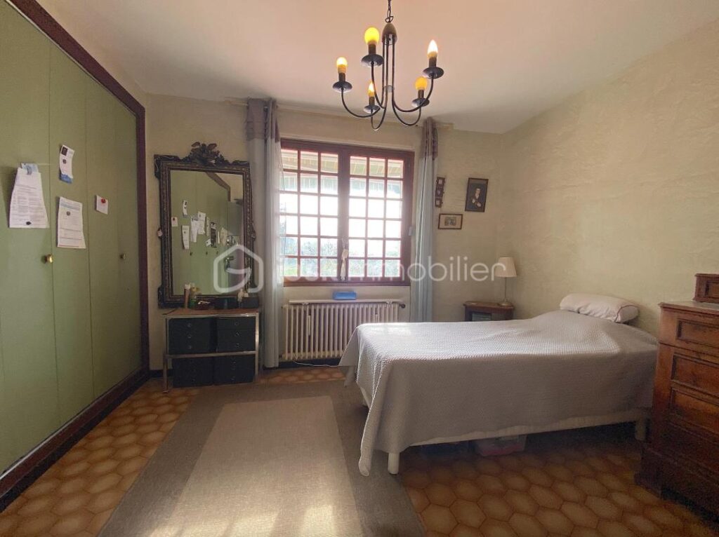 Maison avec 4 chambres + une piscine couverte + un garage de 110m2 !!! De l’espace, du calme et de l’authenticité !!!! – 8 pièces – 4 chambres – 248 m²