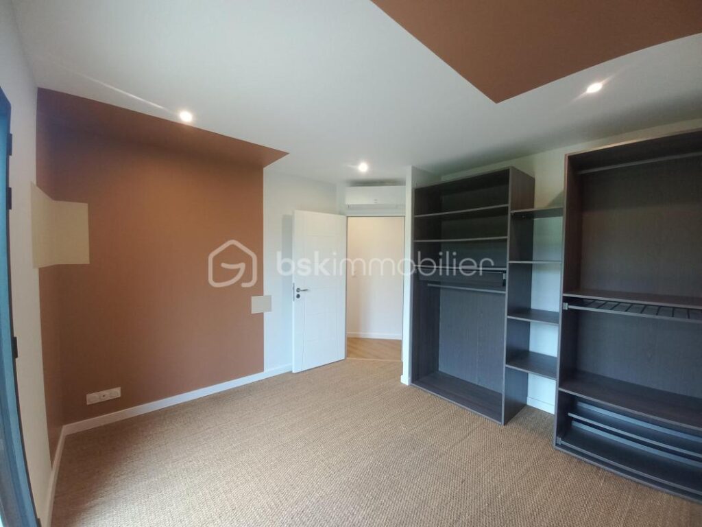 Élégance contemporaine au cœur de la campagne de Loucrup – 8 pièces – 4 chambres – 220 m²