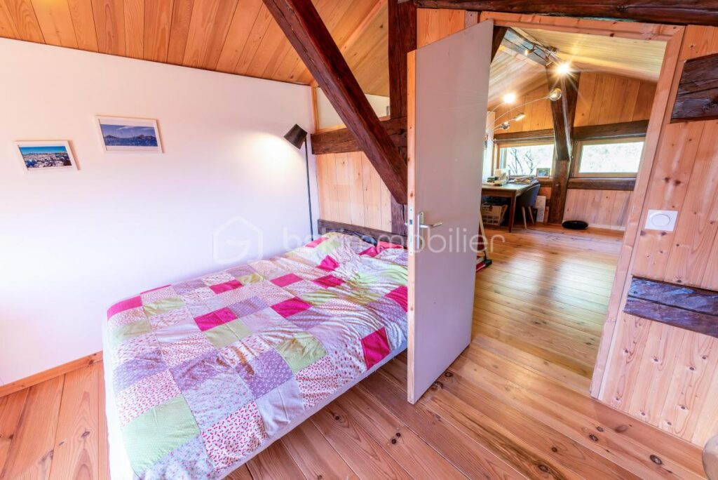 74130 – BRIZON – CHALET RÉNOVÉ 160M2 (144M2 HABITABLES) – TERRASSE, POTAGER – SUPERBE CADRE NATUREL – PROCHE DE LA VALLÉE DE L’ARVE – 6 pièces – 3 chambres – 144 m²