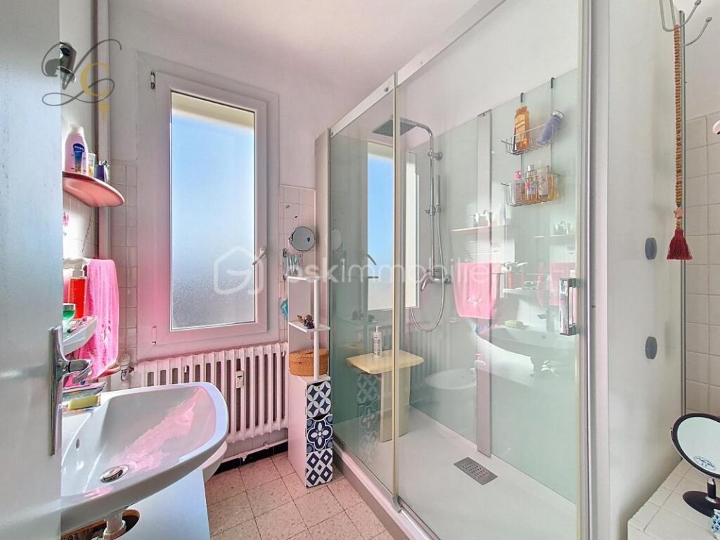 Appartement lumineux au dernier étage avec terrasse et parking sécurisé – 3 pièces – 2 chambres – 68 m²