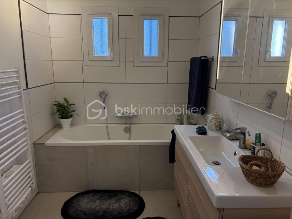 Maison traditionnel (4 Chambres) sur les hauteurs de la pinède – 5 pièces – 4 chambres – 170 m²