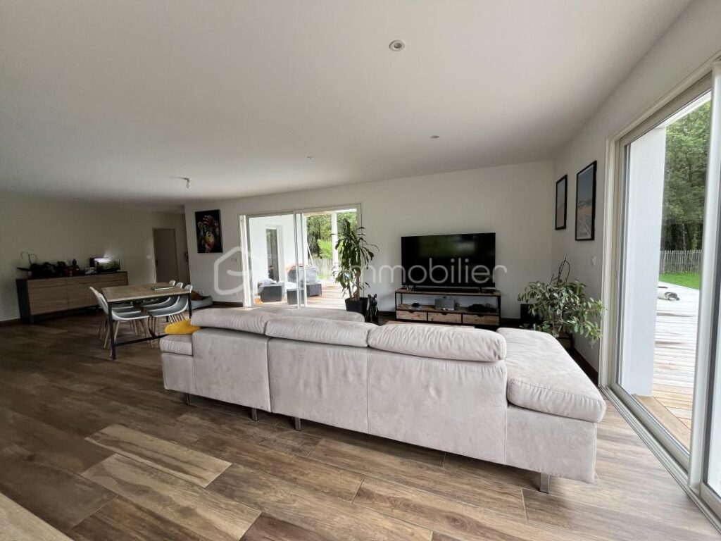 Maison contemporaine avec piscine – 4 pièces – 3 chambres – 130 m²