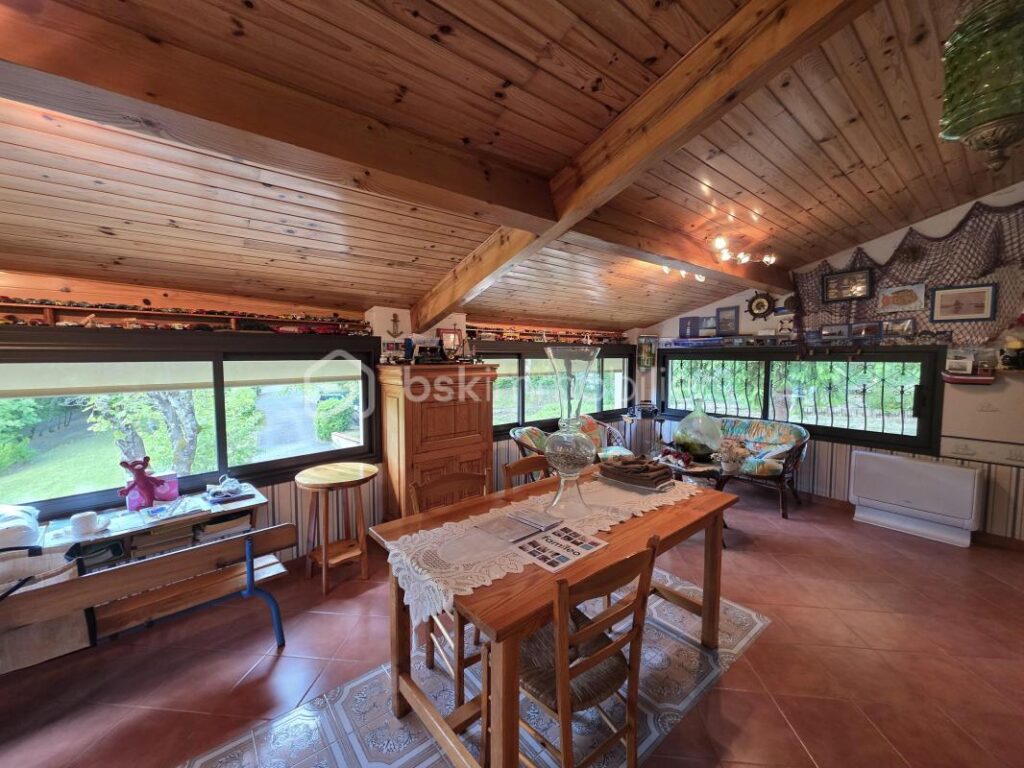 MAISON STE COLOMBE EN BRUILHOIS- GARAGE- JARDIN 3850 m² – 5 pièces – 4 chambres – 140 m²