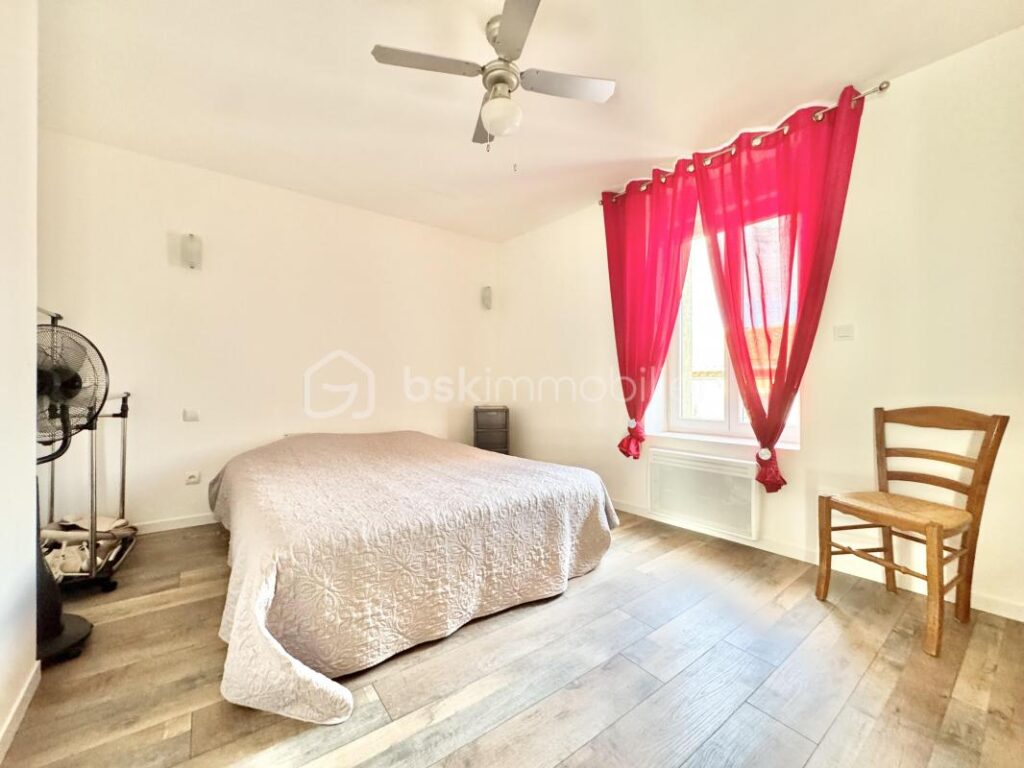 Maison de maître rénovée avec piscine , Jardin et Place de Parking à Saint-Chinian – 6 pièces – 5 chambres – 180 m²