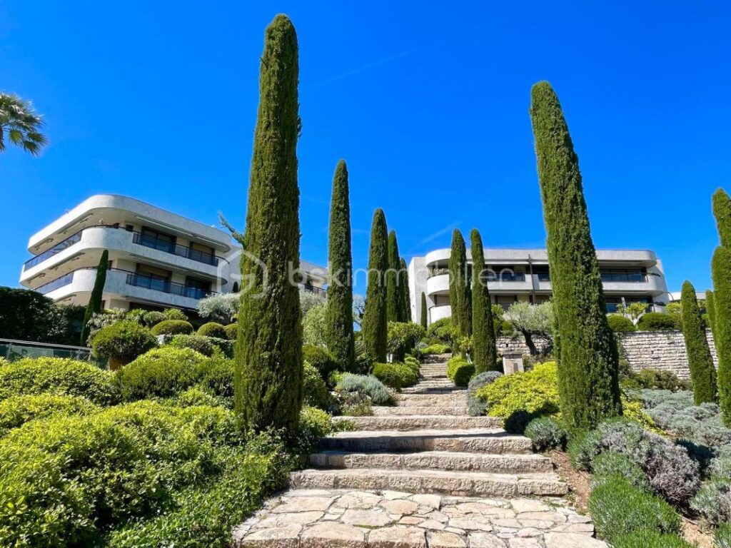 SOUS OFFRE- CO- EXCLUSIVITE – CANNES – CROIX DES GARDES – 132 M² – 4 PIECES – VUE MER – CALME – PISCINE – PARKING – 4 pièces – 3 chambres – 132 m²