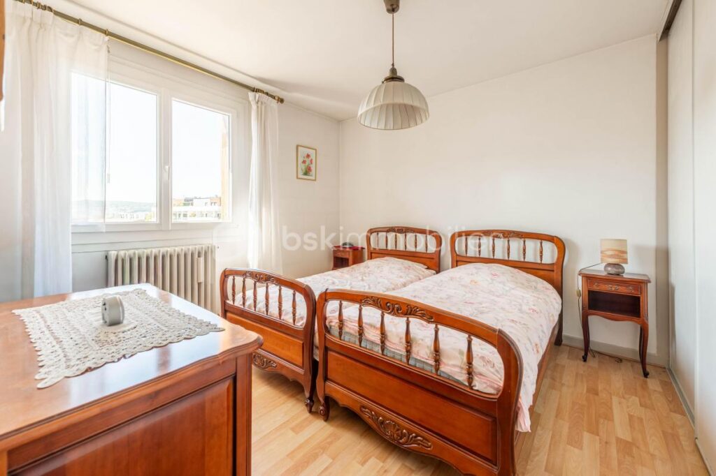 Joli 4 pièces en étage élevé avec vue panoramique / Cave + Parking commun / Garage en sus – 3 pièces – 2 chambres – 82 m²