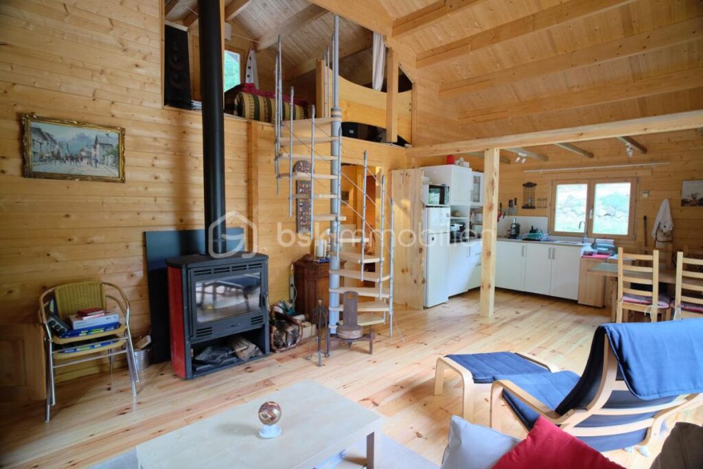 Chalet récent en bois au bord de la rivière sur un terrain plat de 5 460 m² – 3 pièces – 2 chambres – 70 m²