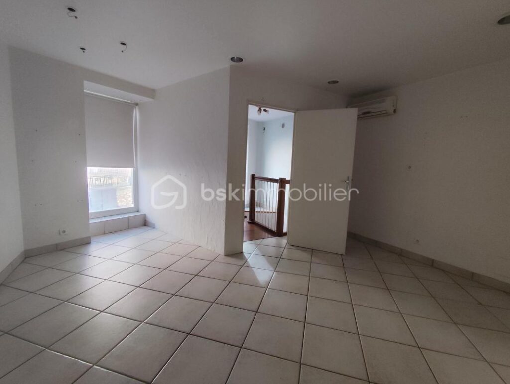 IMMEUBLE PROCHE DES COMMODITES – 7 pièces – NR chambres – 140 m²