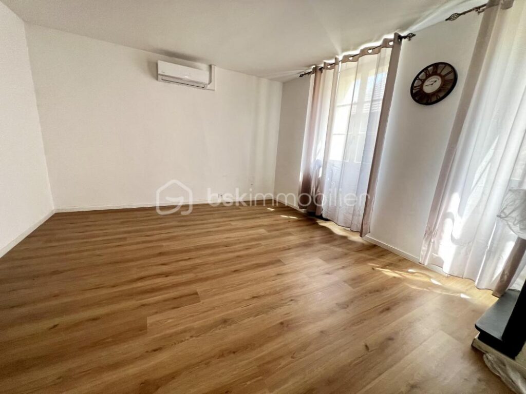 Charmant bâtiment rénové au cœur de Mouroux avec terrains à bâtir divisible – 10 pièces – NR chambres – 220 m²