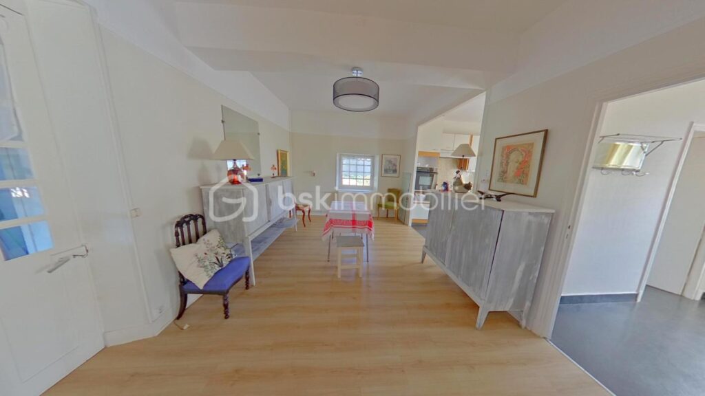 Magnifique propriété de 180 m² sur 1778 m² de terrain – 6 pièces – 4 chambres – 180 m²