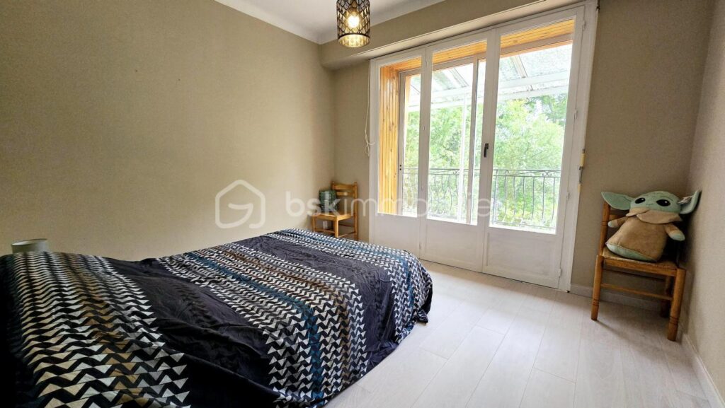 Maison 180 m² possibilité jusqu’à 6 chambres, panneaux photovoltaïques – 8 pièces – 5 chambres – 180 m²