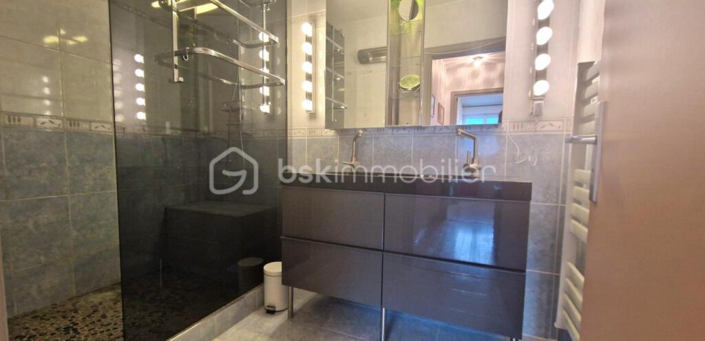 T4/ T3 – 17ème Etage – Vue Montagnes et Grenoble – Matériaux Nobles – 4 pièces – 2 chambres – 104 m²