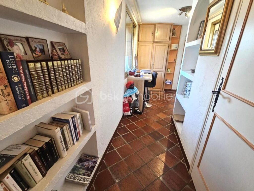 A Les Arcs (Var) – Maison traditionnelle de charme de 130 m² sur 2400 m² de terrain – Quartier résidentiel prisé – dépendance – piscine – Garage – 5 pièces – 3 chambres – 130 m²