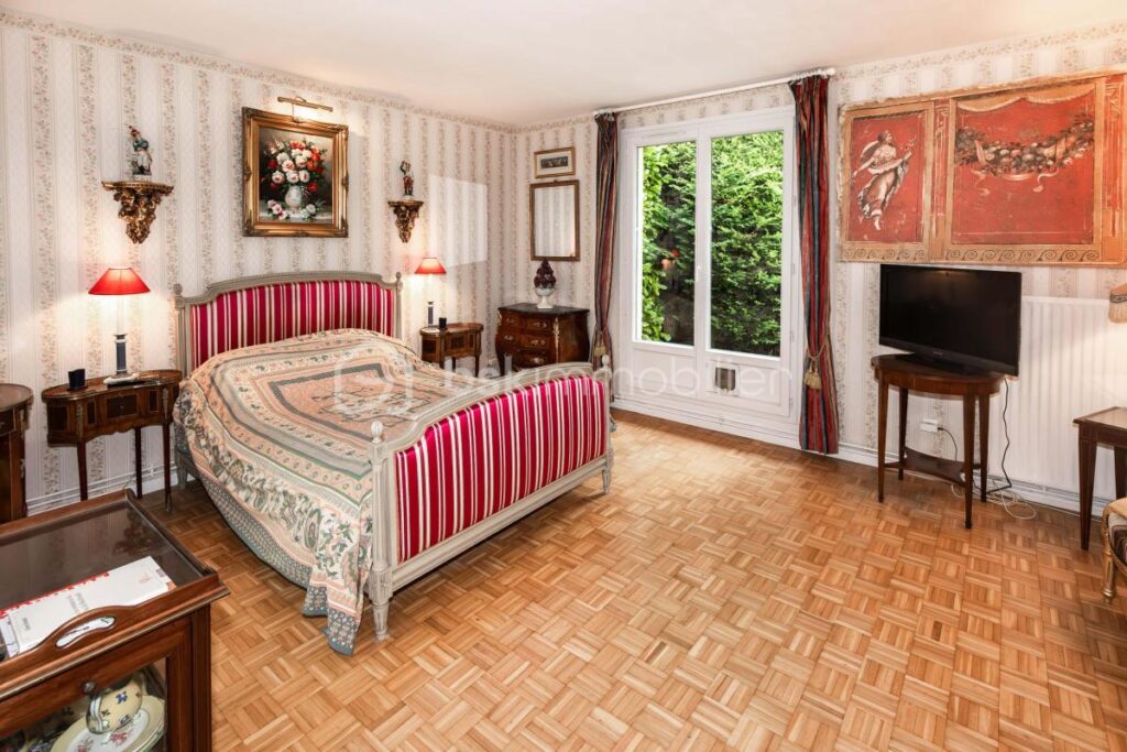 Maison de plain-pied – 151 m² – Jardin arboré d’environ 800 m² – 5 pièces – 3 chambres – 151 m²