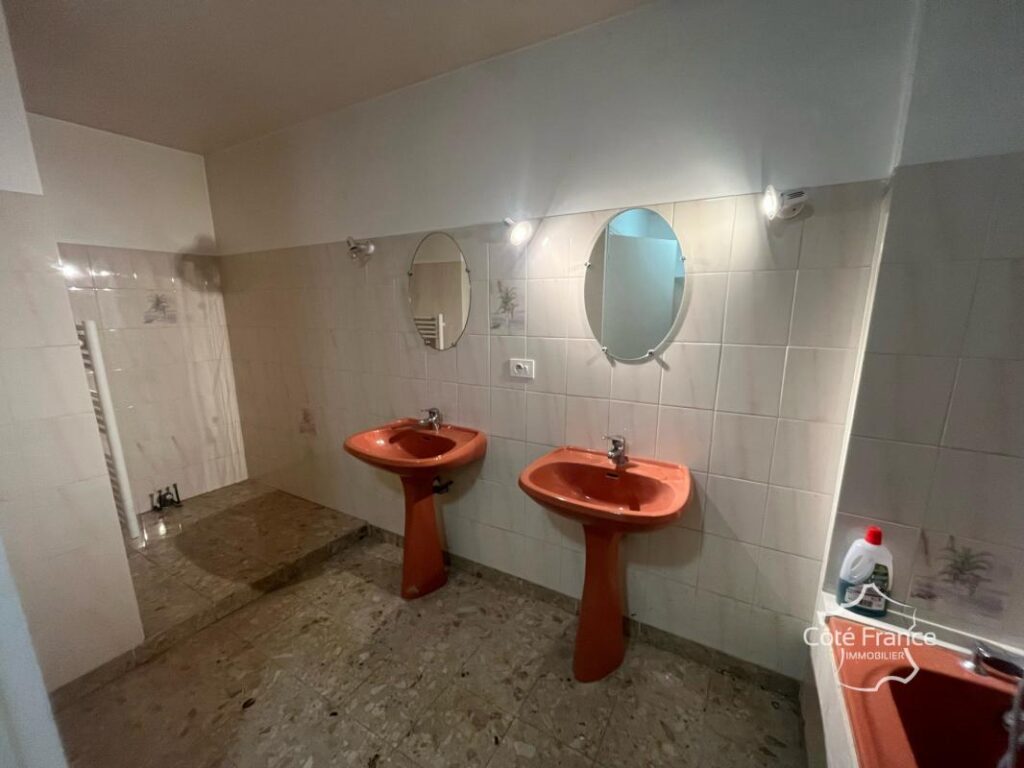 Charmante longère de 160 m2 habitables avec dépendances et j – 6 pièces – 4 chambres – 160 m²