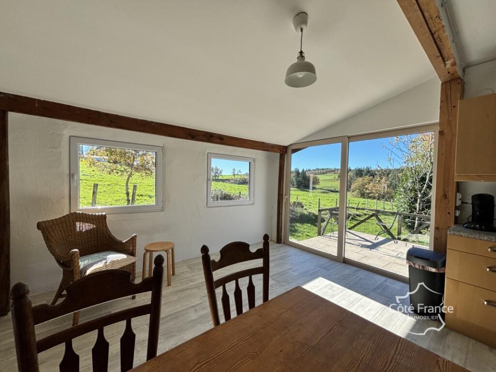 Maison d’été très charmante avec plus de 5 hectares du terra – 3 pièces – 2 chambres – 65 m²