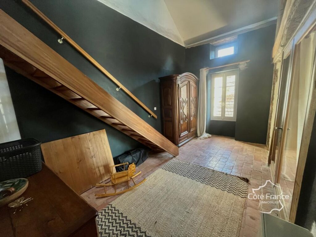 Demeure médiévale de charme avec vues imprenables au coeur de – 4 pièces – 2 chambres – 127 m²