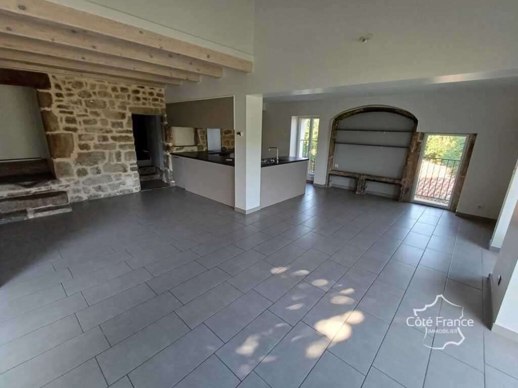 Maison en pierres entièrement rénovée – 7 pièces – 4 chambres – 151 m²