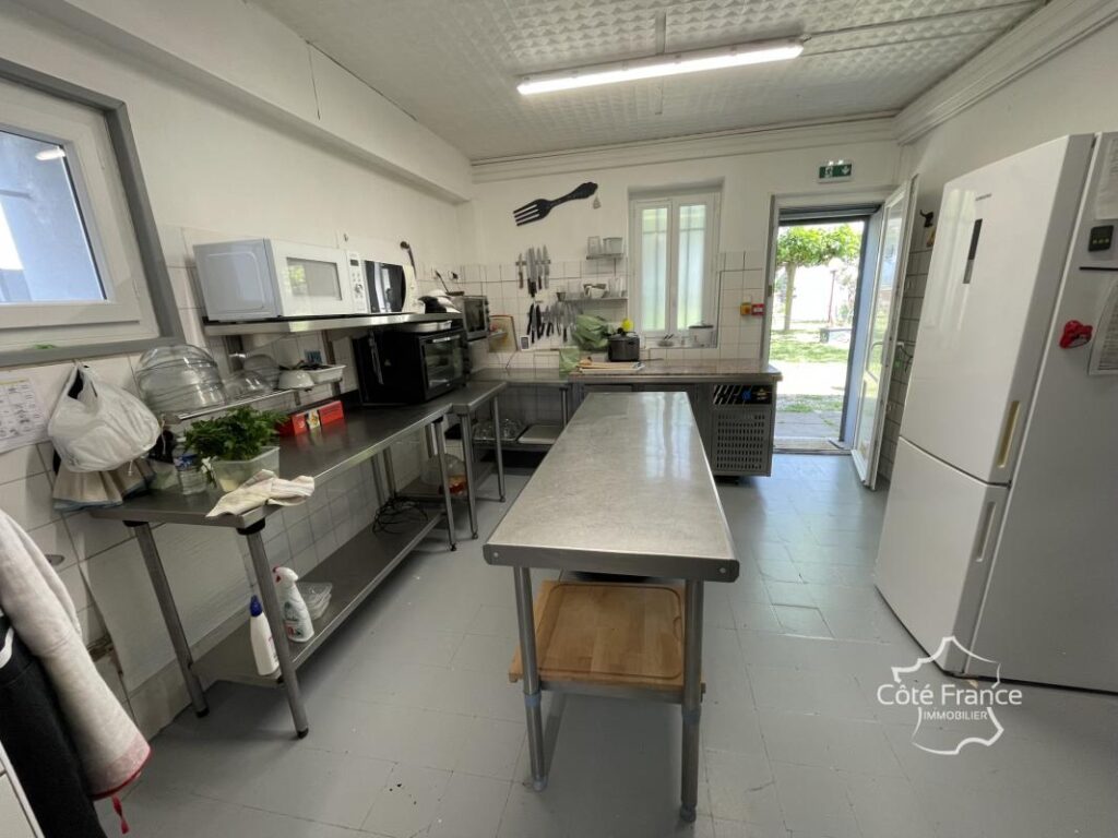 Auberge familiale – 8 chambres – Dépendances et hébergement – 15 pièces – 10 chambres – 380 m²