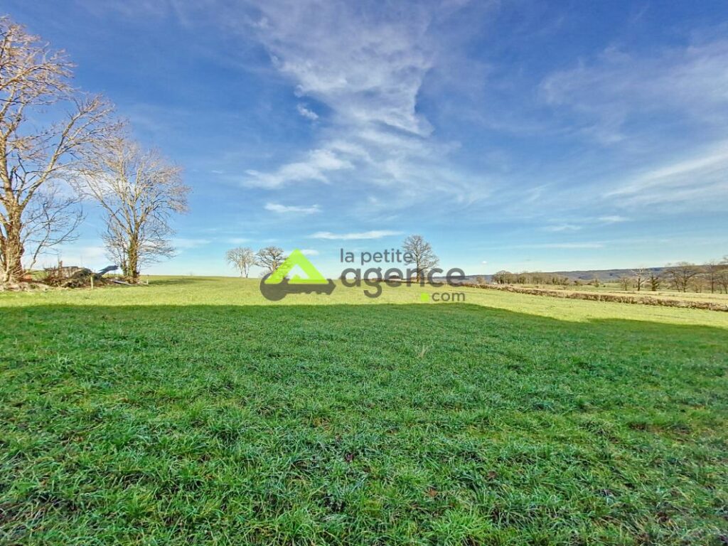 Grange de 200 m2 – AHUN – 2 pièces – 1 chambre – 200 m²