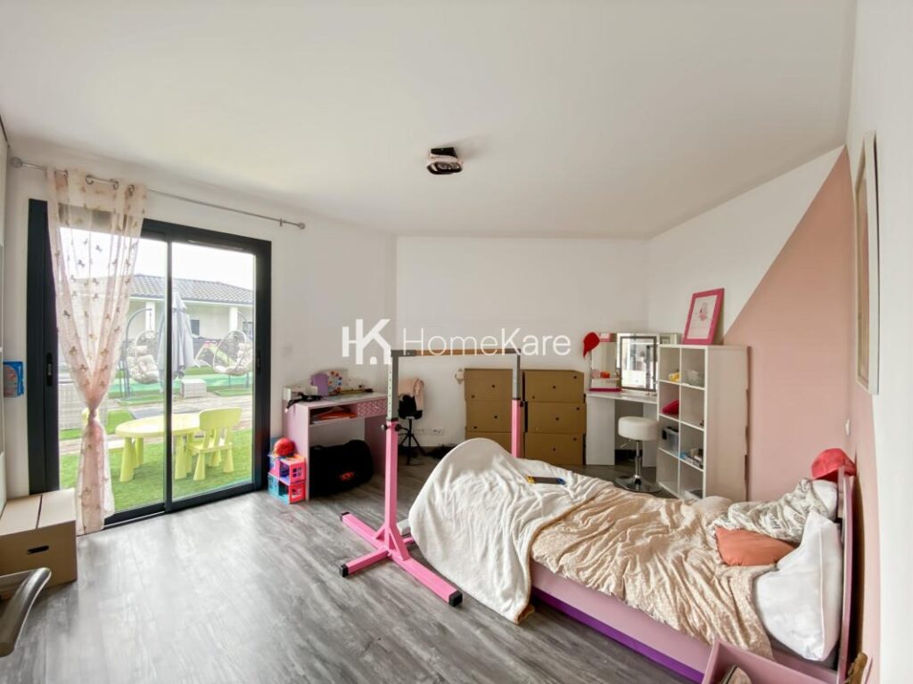 VILLA AVEC VUE, PISCINE, DEPENDANCE ET GRAND GARAGE – 8 pièces – 6 chambres – 275 m²