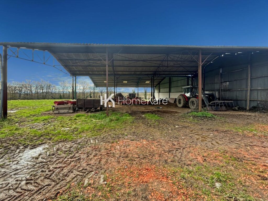 EXCLUSIVITÉ, UNE FERME AVEC DE NOMBREUSES POSSIBILITES – 7 pièces – 5 chambres – 190 m²