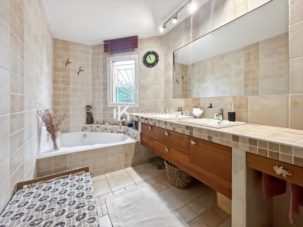 VILLA FAMILIALE T7 AVEC VUE, PISCINE ET GARAGE – 7 pièces – 4 chambres – 185 m²