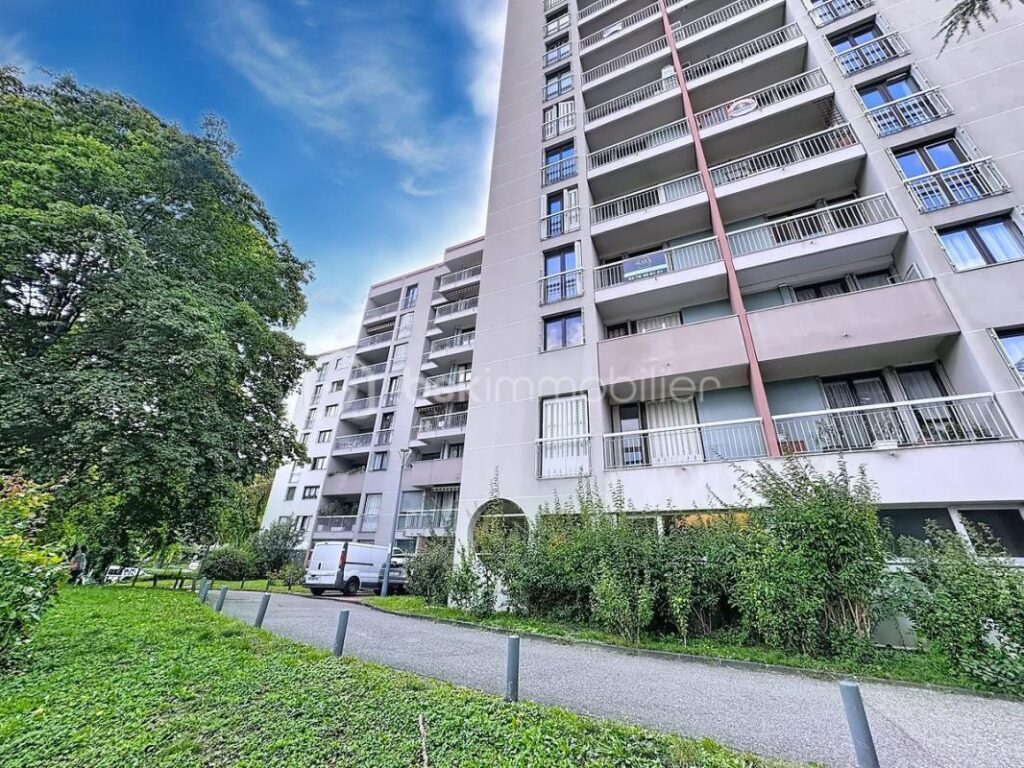 T4 101 m² ÉTAGE ÉLEVÉ – VUE MASSIFS – 2 BALCONS – GARAGE 20 m² – GRENOBLE 38100 – 5 pièces – 3 chambres – 101 m²