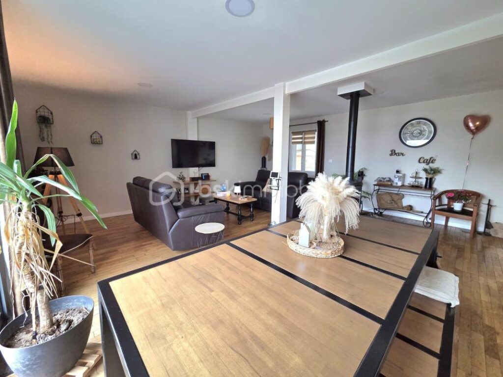 Charmante maison spacieuse près de Tours avec terrasse et parking ! – 6 pièces – 4 chambres – 170 m²