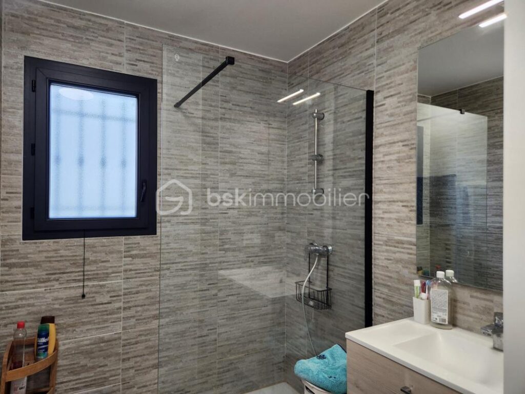 EXCLUSIVITE à FORCALQUIER : Deux logements indépendants de plain pied dans quartier calme ! – 8 pièces – 5 chambres – 175 m²