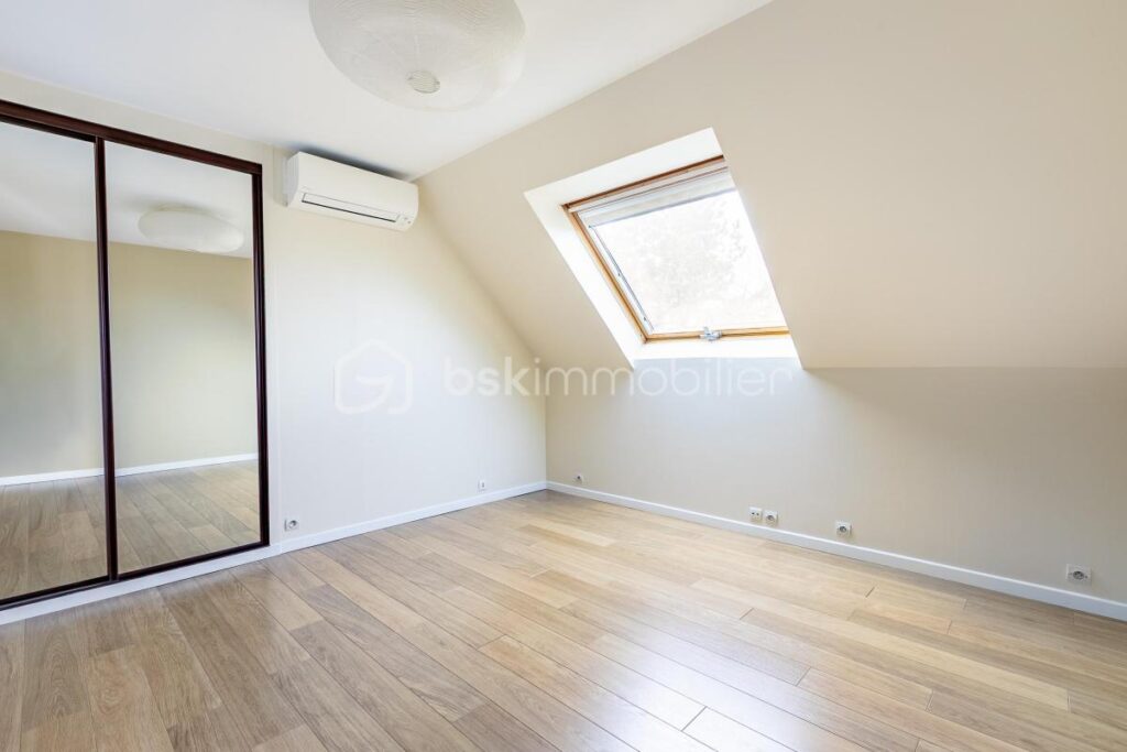 Maison familiale type ‘ORANGER’ 210m² à SAINT-WITZ – 8 pièces – 5 chambres – 210 m²