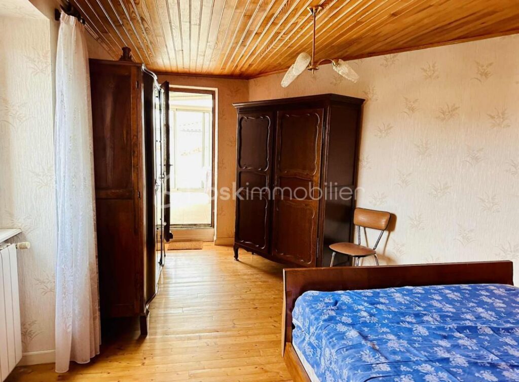 Une vue rare, un emplacement recherché, une maison de caractère au cœur de Roiffieux – 4 pièces – 2 chambres – 75 m²