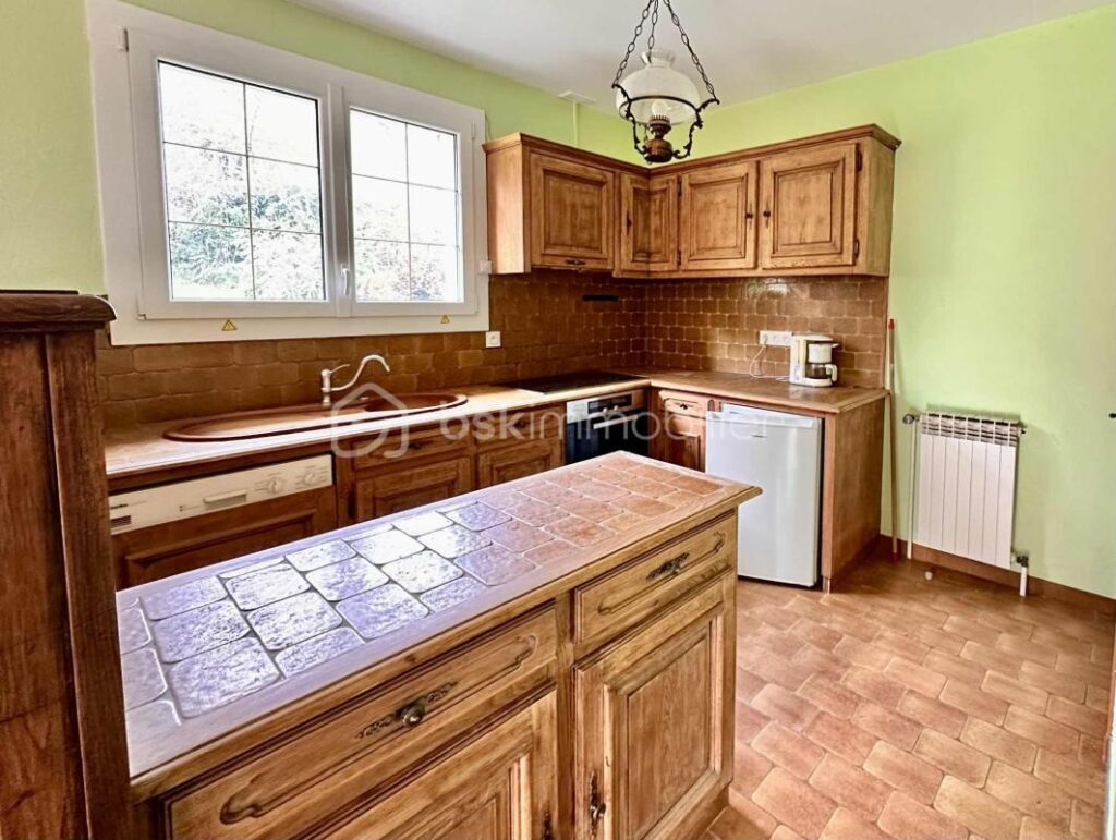 VILLA AVEC SOUS-SOL COMPLET SUR 2 510 m² DE TERRAIN CONSTRUCTIBLE – 4 pièces – 3 chambres – 103 m²