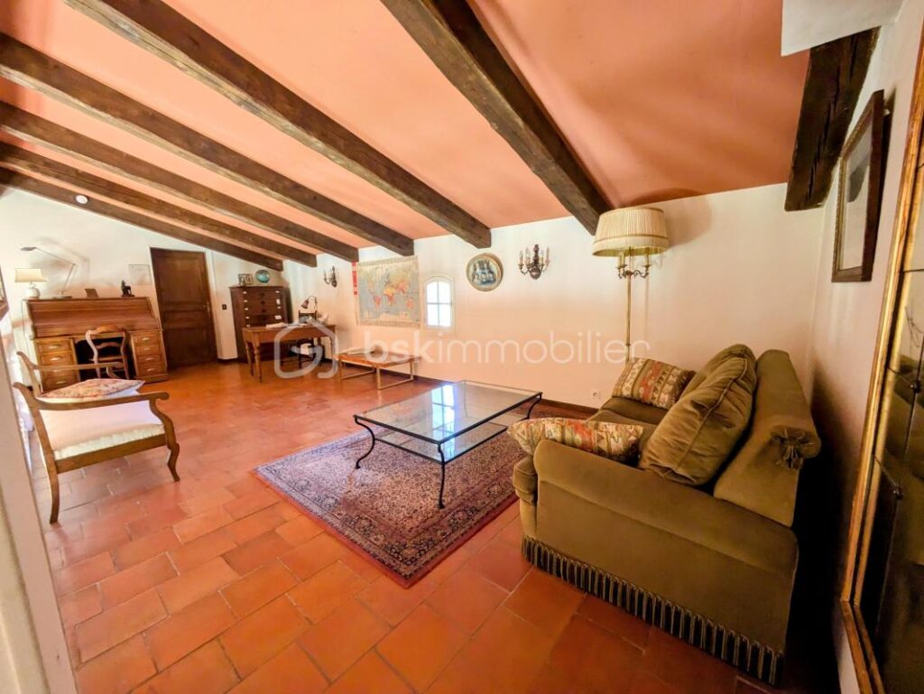 Maison d’architecte de 208m2 au calme sur terrain clos et sécurisé – 6 pièces – 4 chambres – 208 m²