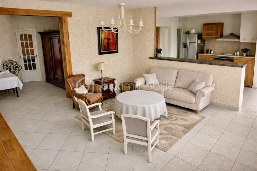 SA MAJESTE SCINTILLE à SAINT-MARTIN-BOULOGNE – 7 pièces – 5 chambres – 230 m²