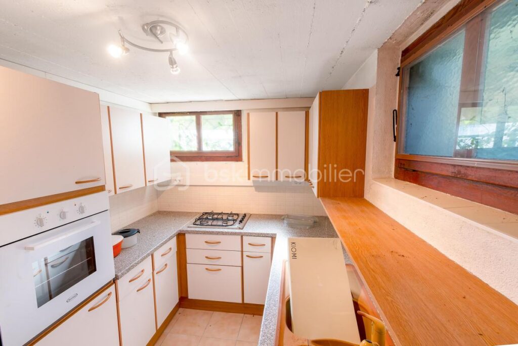 74300 – MAGLAND – GRANDE MAISON DE VILLAGE – PROJET DE RÉNOVATION – SITUATION AU CALME ET ENSOLEILLÉE – 3 NIVEAUX, 270M² DE SURFACE TOTALE POUR 170M² HABITABLES – 8 pièces – 4 chambres – 170 m²