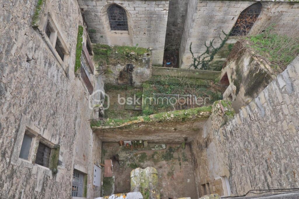 2 immeubles à rénover de 800m² avec cours, terrasse et balcon – NR pièces – NR chambres – 200 m²