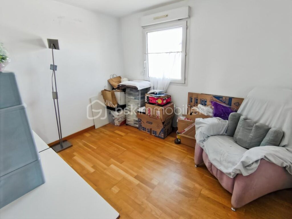 SUPERBE APPARTEMENT F4 DANS RESIDENCE DE STANDING AVEC ASCENSEUR A 8′ A PIEDS DE LA GARE + BOX VEHICULE – 4 pièces – 3 chambres – 72 m²