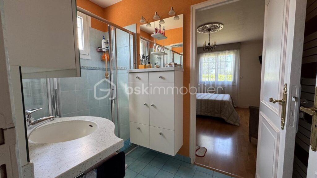 CHARMANTE MAISON TRADITIONNELLE – 8 PIÈCES – 5 CHAMBRES + 1 BUREAU – SOUS-SOL COMPLET – JARDIN CLOS ET ARBORÉ – 8 pièces – 6 chambres – 136 m²