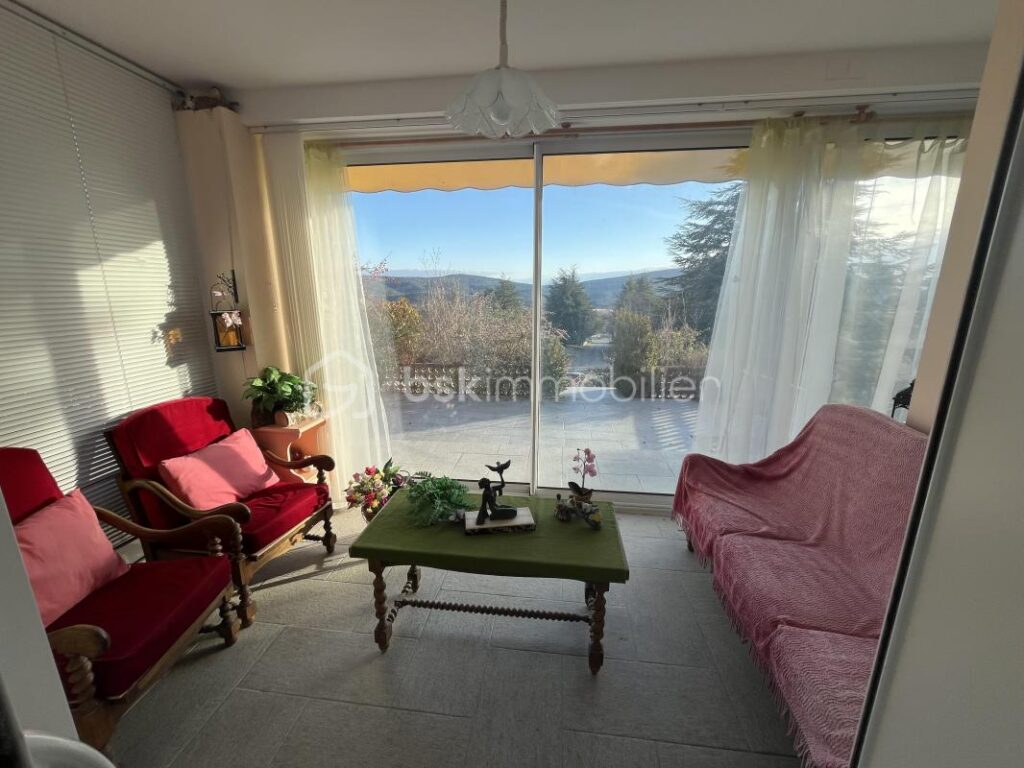 une maison de 145 m² à Saint-Étienne-les-Orgues – 4 pièces – 4 chambres – 143 m²