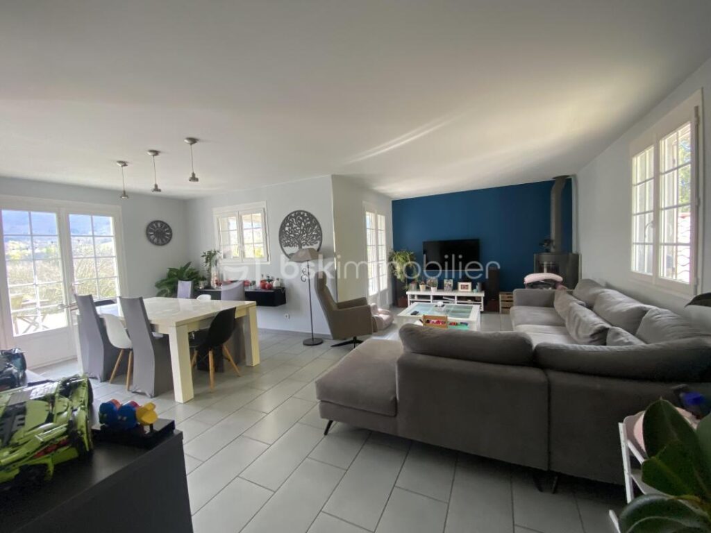 MAISON, 5 CHAMBRES, GRAND JARDIN ET ATELIER – 7 pièces – 5 chambres – 172 m²