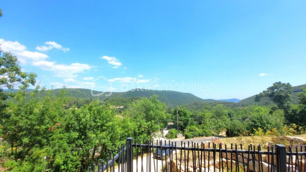 VILLA NEUVE PLAIN PIED, GRAND GARAGE ET VUE MAGNIFIQUE – 5 pièces – 3 chambres – 100 m²