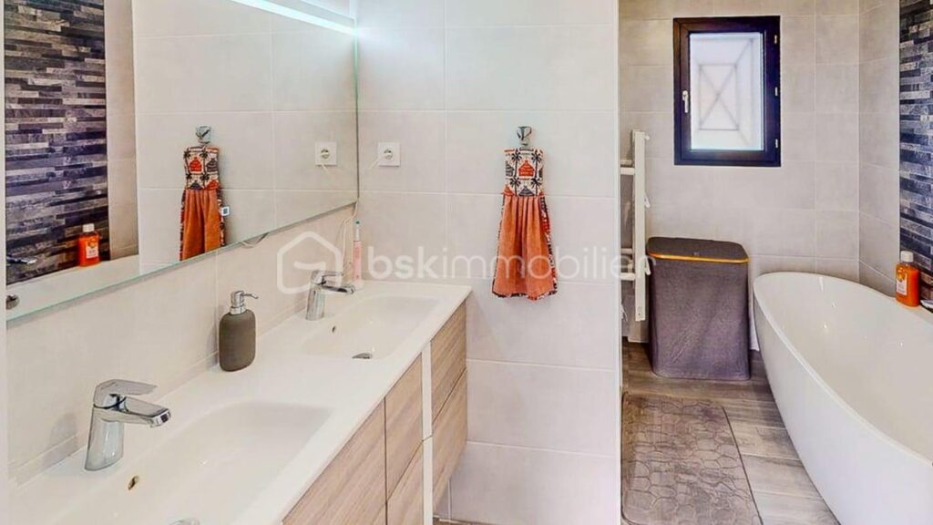 Vivre Dedans-Dehors : maison de plain-pied, baignée de lumière avec vue dégagée sur la nature – 5 pièces – 3 chambres – 115 m²